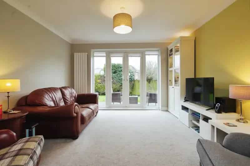 2-Bed House with Garden, Garage and Refurbished Kitchen