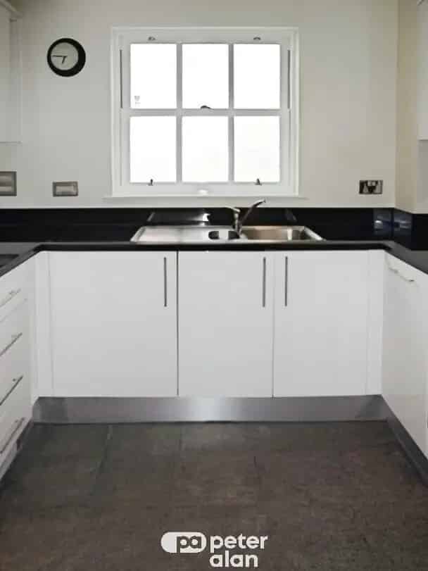 1 Bedroom Flat Allocated Parking First Floor UNFURNISHED Close to Town Centre
