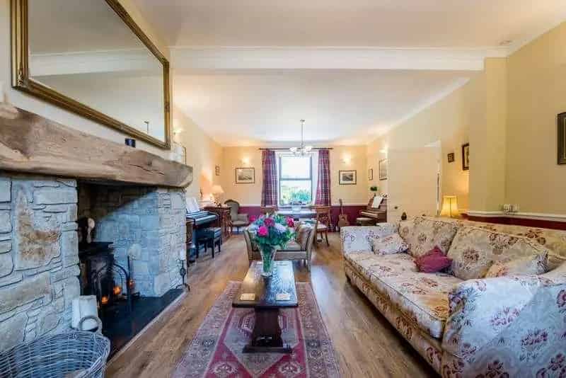6 Bed House for Sale - 8 Acres - Barns - Family Home