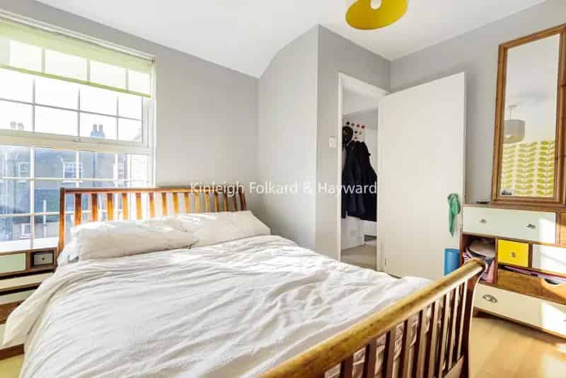Tooting Broadway Flat One Double Bedroom Modern Kitchen