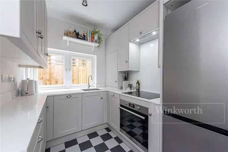 2 Bed Flat for Sale - Stunning Features & Private Garden