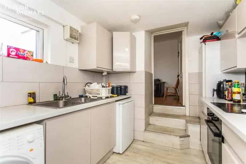 6 Bedroom Student House Furnished Bills Included