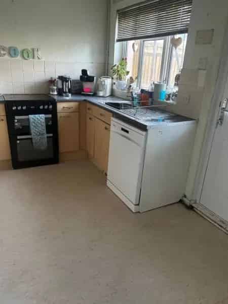 2 Bed Terraced House Near Schools Family Dog Walkers