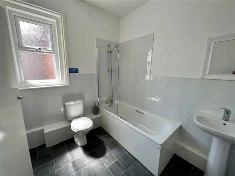 2 Bedroom Apartment Near Amenities and Transport