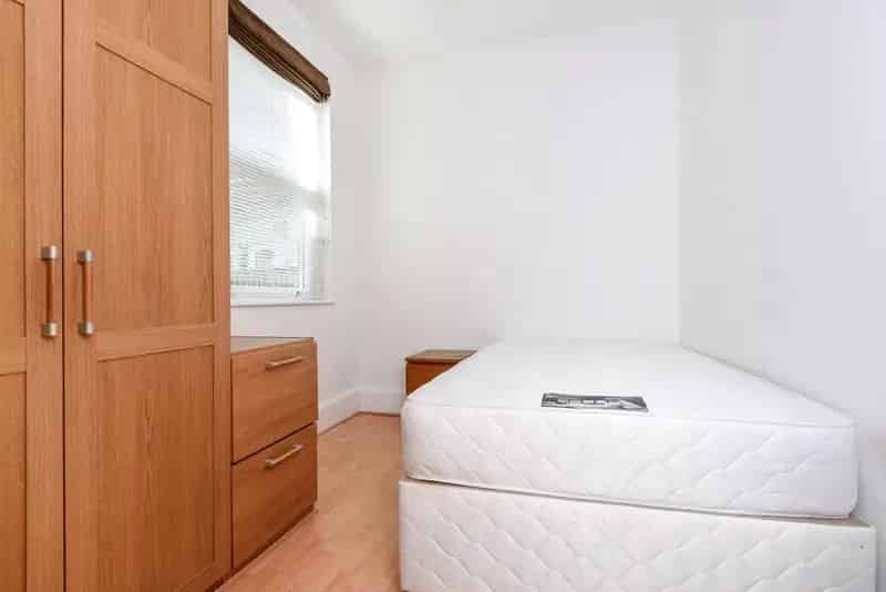 Two Double Bedroom Ground Floor Flat with Private Garden