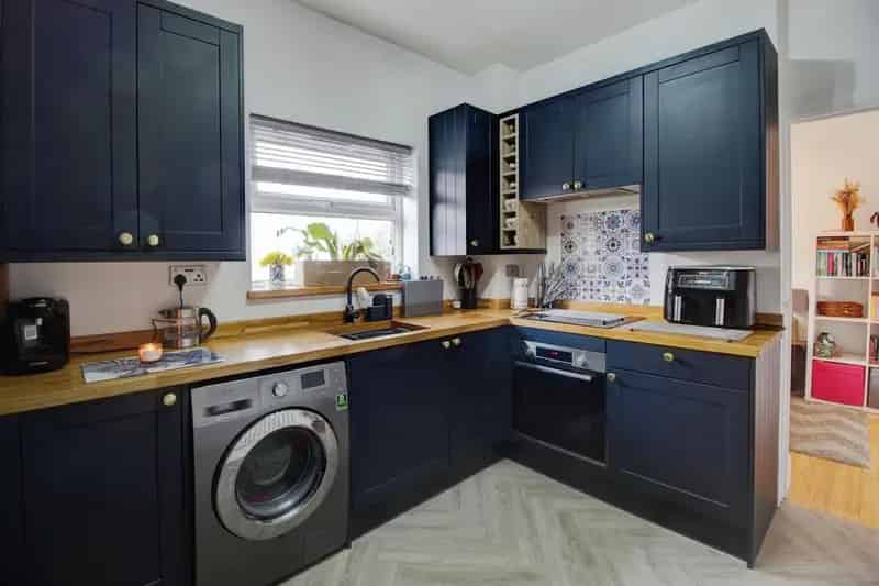 Spacious 3-Bed Flat Near Parson Street Station Bristol