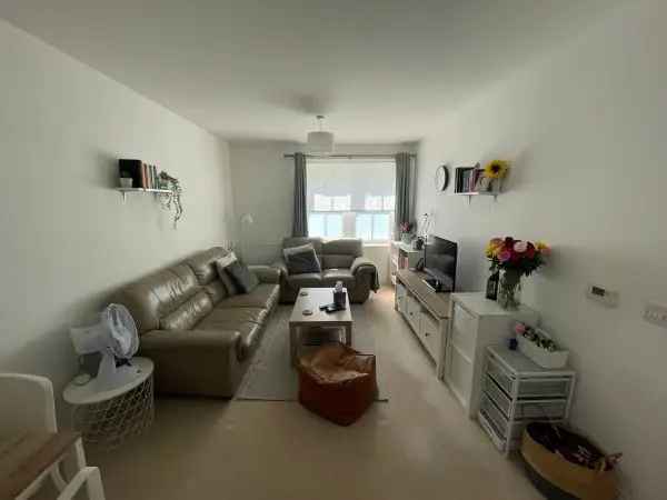 Flat For Rent in Elmbridge, England