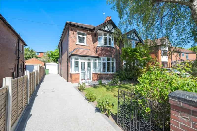Three Bedroom House Extended Kitchen Off Street Parking