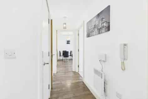 2 Bedroom Flat Birmingham Spacious Open Plan Modern Balcony Parking Concierge