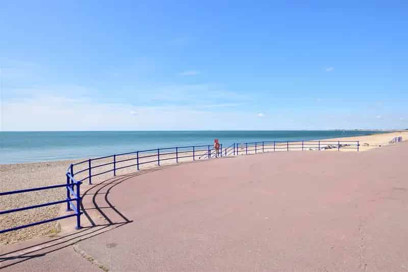2 Bedroom Apartment near Hythe Beach
