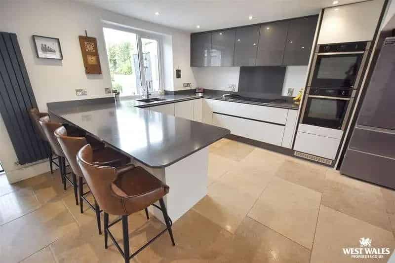 5 bed house for sale