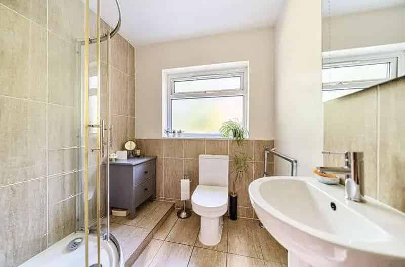 4 Bed House For Sale in Kingswood Firs