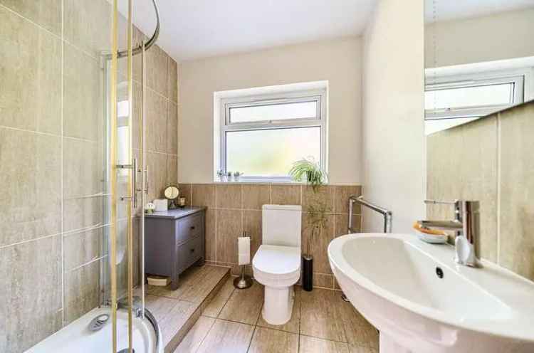4 Bed House For Sale in Kingswood Firs