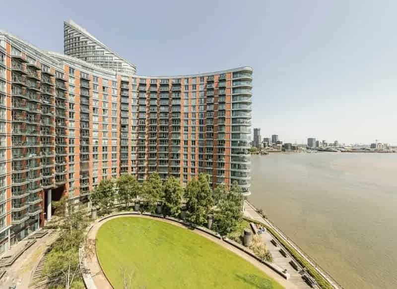 Spacious 2-Bedroom River View Apartment with Pool and Gym