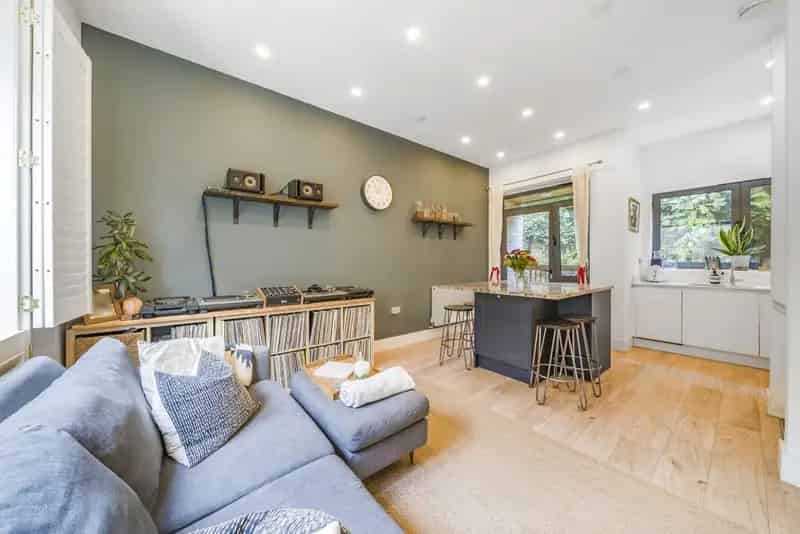 Double Bedroom Split Level Apartment Abundant Natural Light