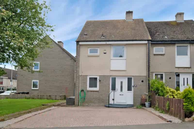 Stylish 3-Bed End-Terrace House with Driveway Parking in Aberdeen