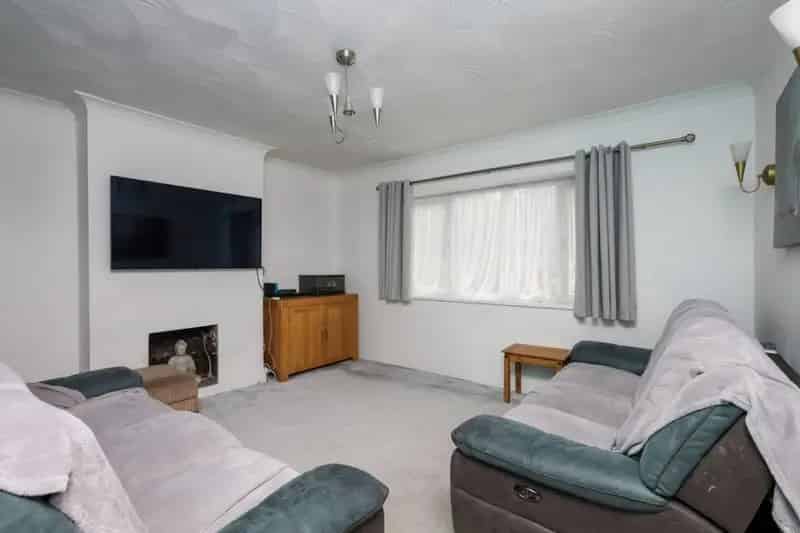 Three Bedroom House Near Hampden Park Station