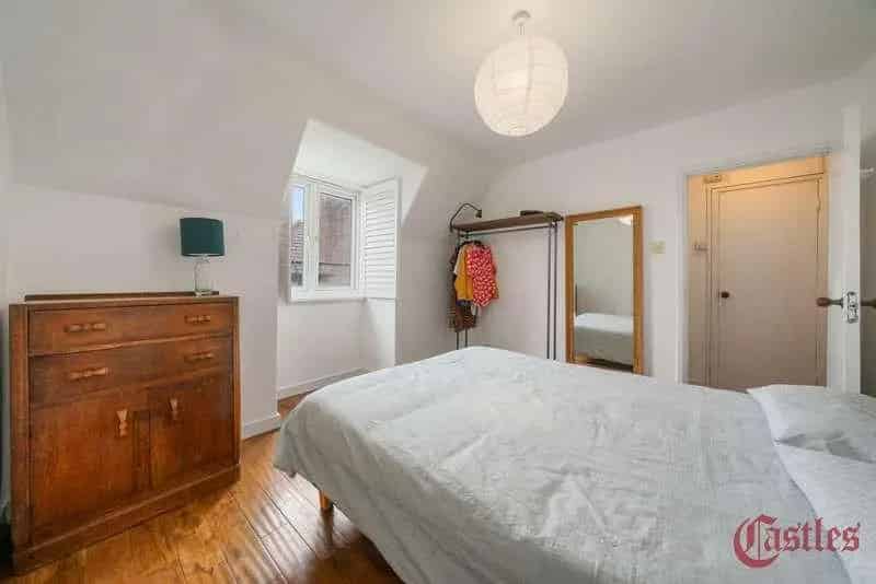 2 Bed Flat for Sale in Hackney - Stylish Modern Living