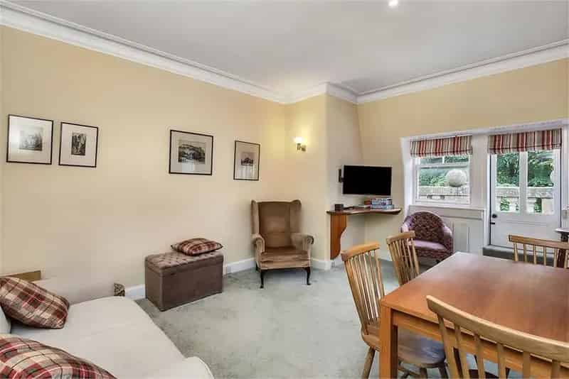 2 Bed Flat Morningside Top Floor Balcony Fitted Kitchen