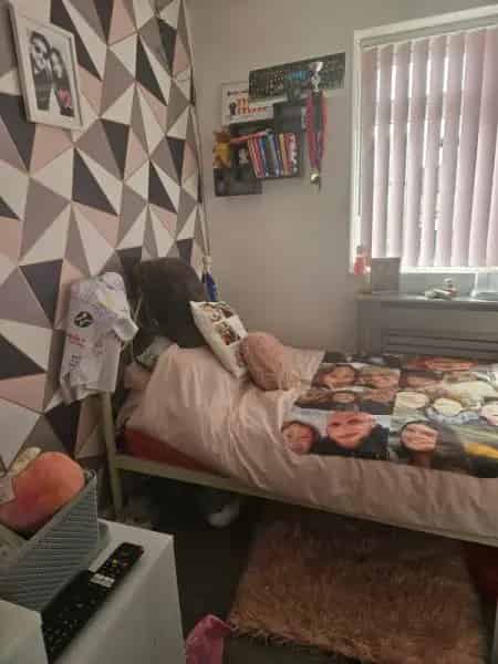 3 Bed Parlour House with Gardens near Schools and Transport