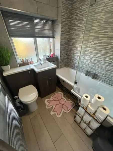 Large 3 Bed House 4 Unofficial Beds Parking for 4 Cars Near London Heathrow