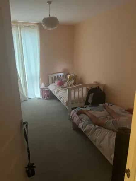 Large 2-Bed Flat Potential 3-Bed Underground Parking Near Schools