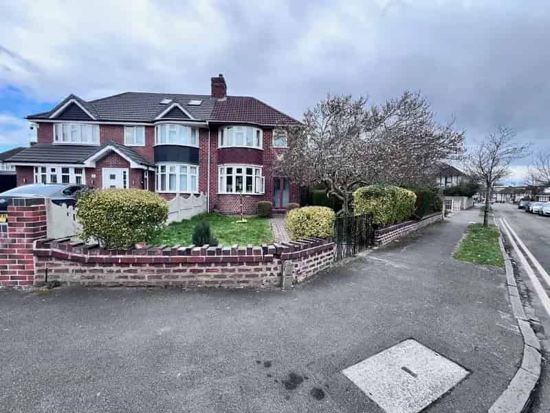 3 bedroom semi-detached house for sale
