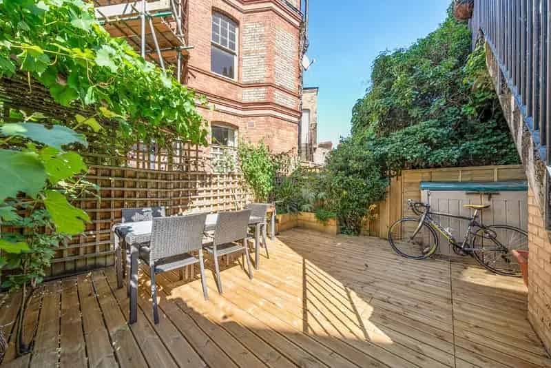 Spacious 3-Bedroom Maisonette in Sought-After SW2 Location