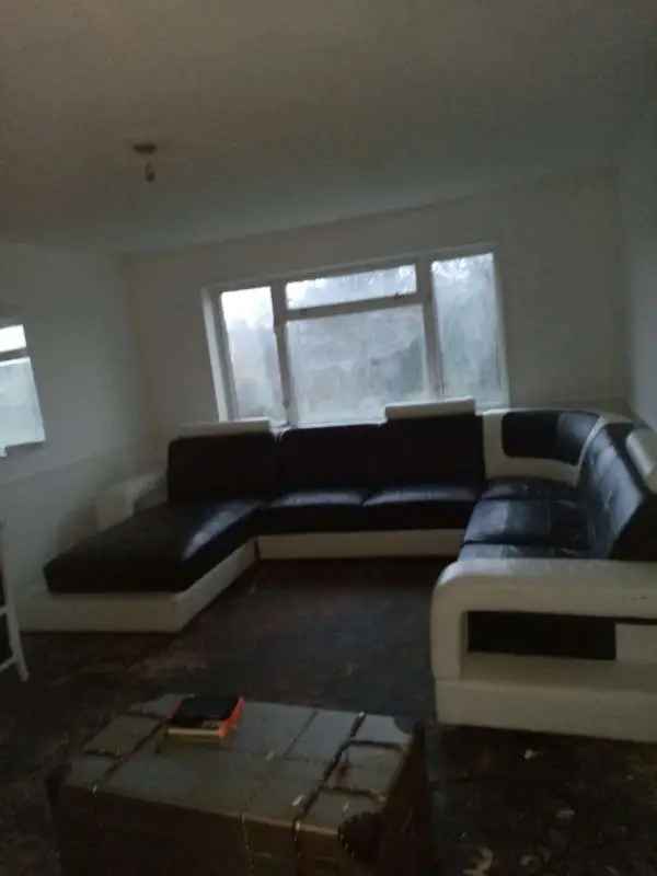 Flat For Rent in Woking, England