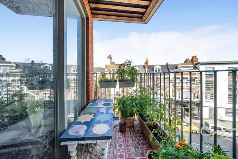 Spacious 2-Bedroom Flat in Camberwell with Balcony