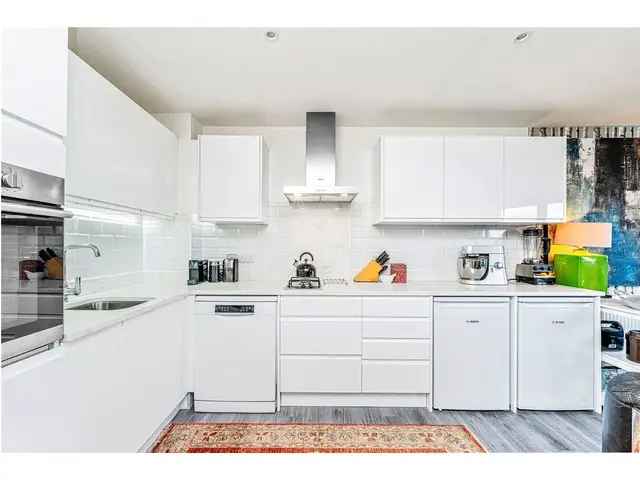 1 Bedroom Flat for Sale near Balfour Street Tram Stop