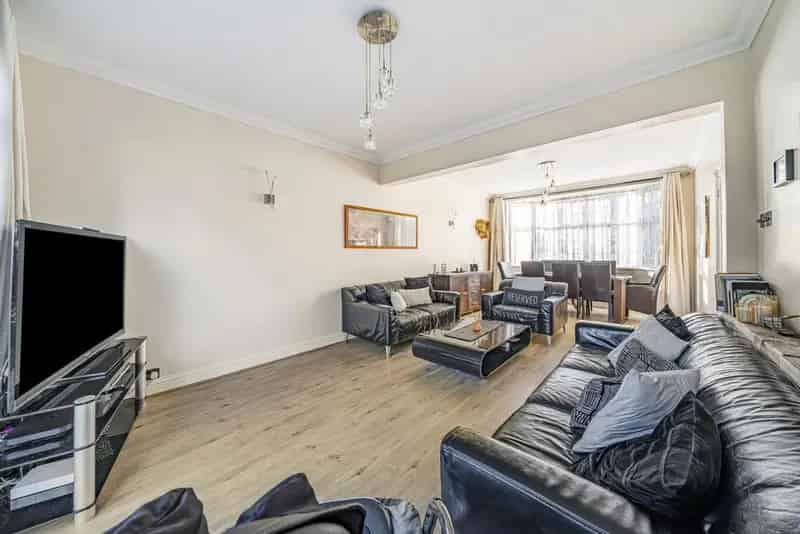Spacious 3-Bedroom 1930s House in SE12