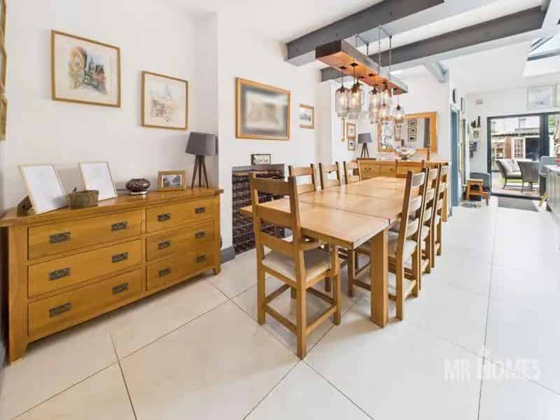 3 Bed House For Sale Extended Kitchen Family Bathroom Hot Tub