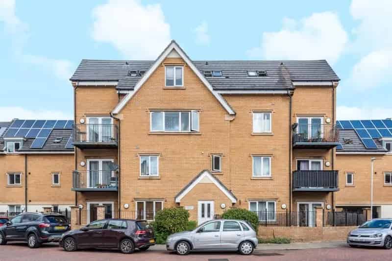 2 Bed House for Sale in Hayes End - Modern Apartment