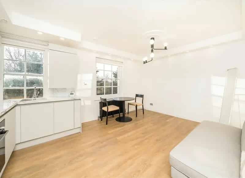 Ladywell Village Split Level Flat 2 Double Bedrooms New Bathroom