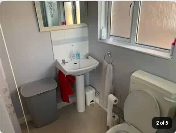 Cosy 2-Bedroom Semi-Detached House Near Town Centre