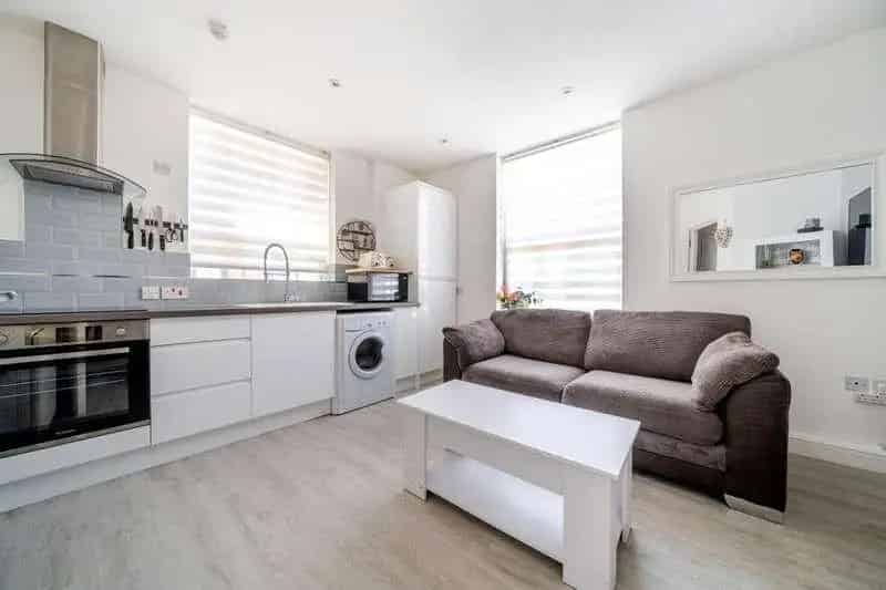 1 Bed Flat for Sale Near Newbury Train Station