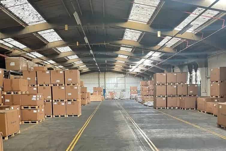 Three Bay Steel Frame Warehouse To Let