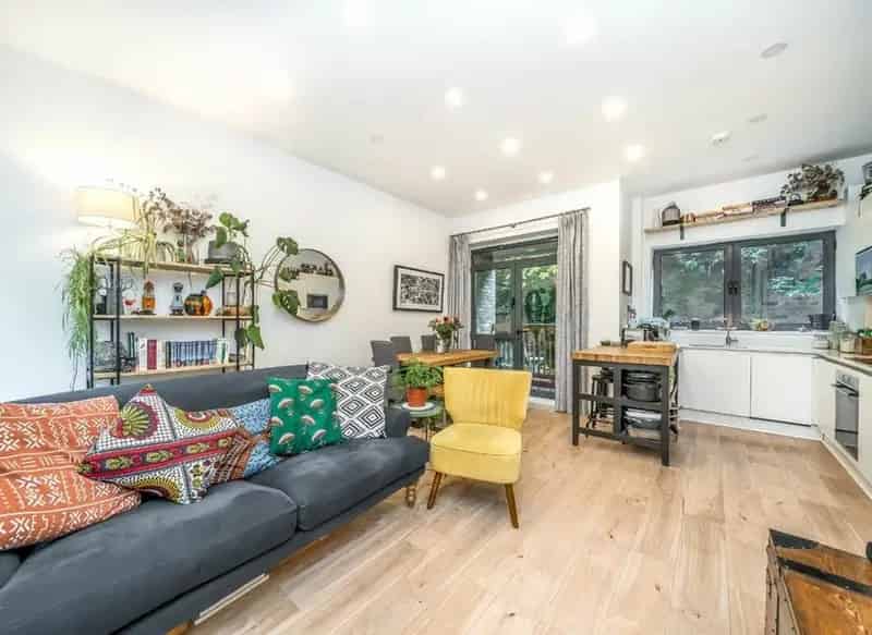 Brixton Apartment: Modern Split Level with Terrace