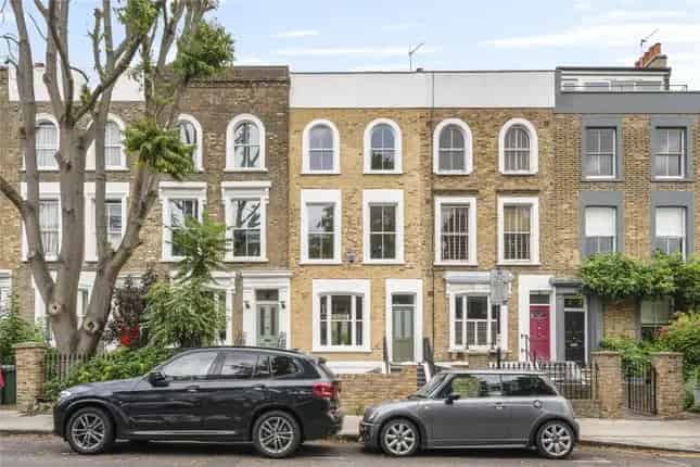 Terraced House for Sale in London N1