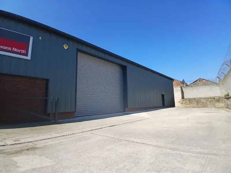 Industrial Unit 4092 sq ft - Steel Framed - Roller Shutter Access