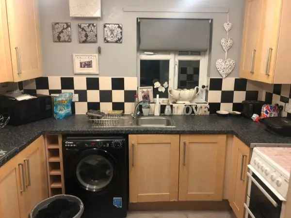 Flat For Rent in Elmbridge, England