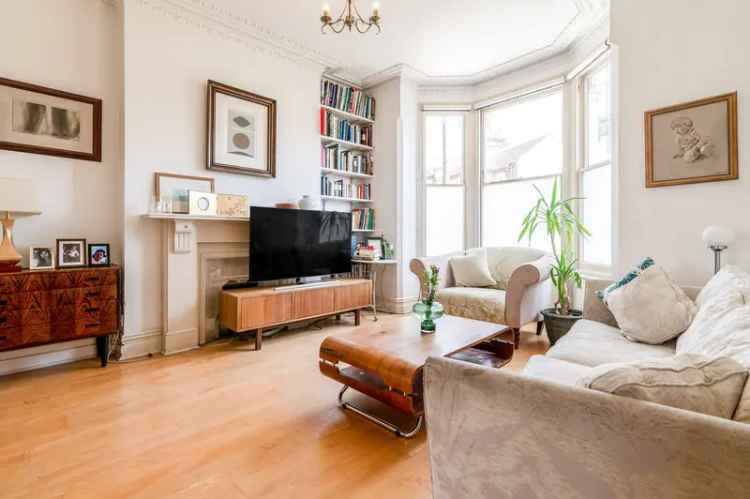 3 Bedroom Maisonette for Sale in Clapham Old Town