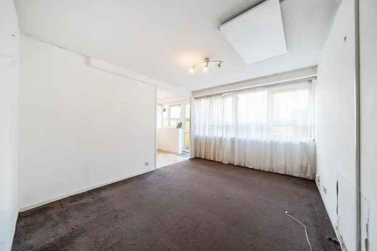 Four Bedroom Apartment near Clapham Junction with Private Garden