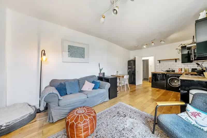 Crofton Park Two Bedroom Ground Floor Flat Modern Living Outdoor Space