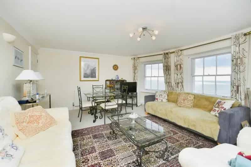 Sea View 2-Bed Flat Kemp Town Share of Freehold En-Suite