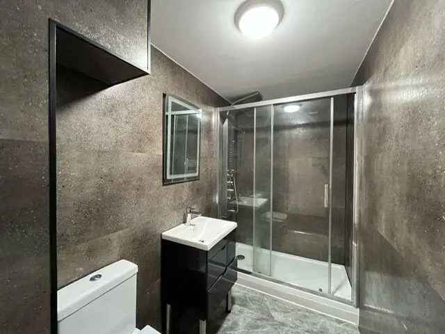 2 Bedroom Apartment Available Now Lime Tree Way Parking