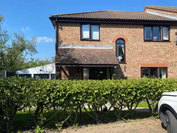 Spacious Four-Bed End House Near Shops and Transport