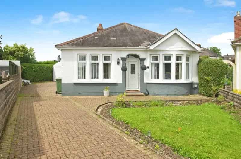 2 Bedroom Detached Bungalow Whitchurch