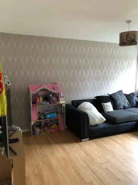 Flat For Rent in Mole Valley, England